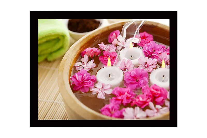 Kehystetty puutaulu canvasille - 41x56 cm - Kaunis kulho kelluvilla kukilla ja kynttilöillä, Vaaleanpunainen / Valkoinen / Ruskea