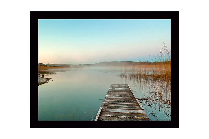 Kehystetty puutaulu canvasille - 41x56 cm - Peilimäinen järvimaisema ja veteen ulottuva puinen laituri, Sininen / Beige / Vihreä