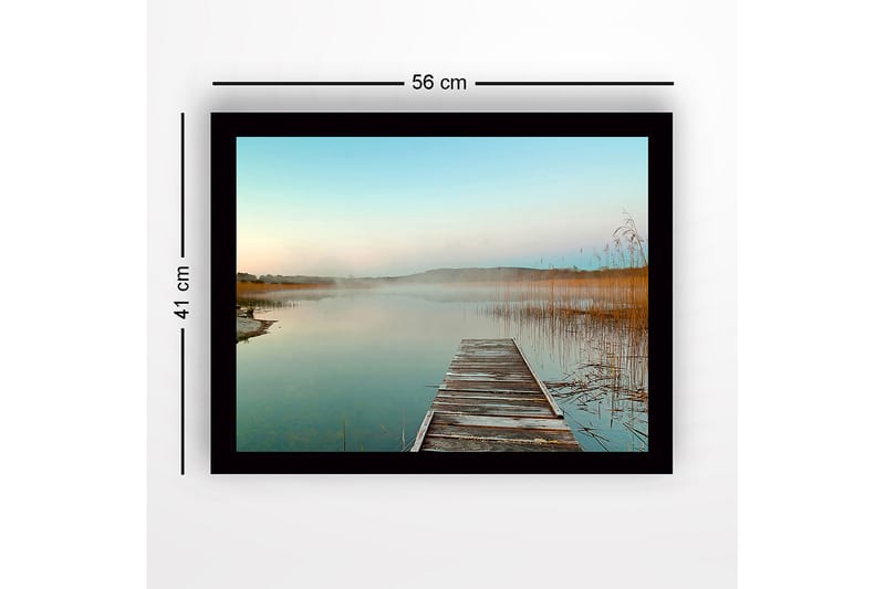 Kehystetty puutaulu canvasille - 41x56 cm - Peilimäinen järvimaisema ja veteen ulottuva puinen laituri - Sininen / Beige / Vihreä - Sisustustuotteet - Taulu & taide