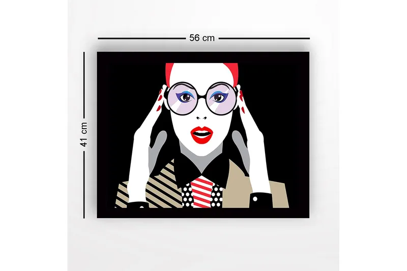 Kehystetty puinen canvas-taulu - 41x56 cm - Muotokuva naisesta, jolla on suuret silmälasit ja punainen huulipuna - Punainen / Musta / Valkoinen - Sisustustuotteet - Taulu & taide