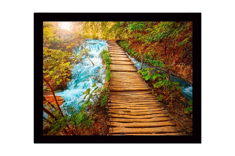 Kehystetty puinen canvastaulu - 41x56 cm - Kaunis puinen silta, joka johtaa väreilevän puron yli rehevän luonnon ympäröimänä, Vihreä / Sininen / Ruskea