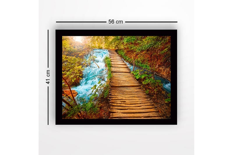 Kehystetty puinen canvastaulu - 41x56 cm - Kaunis puinen silta, joka johtaa väreilevän puron yli rehevän luonnon ympäröimänä - Vihreä / Sininen / Ruskea - Sisustustuotteet - Taulu & taide