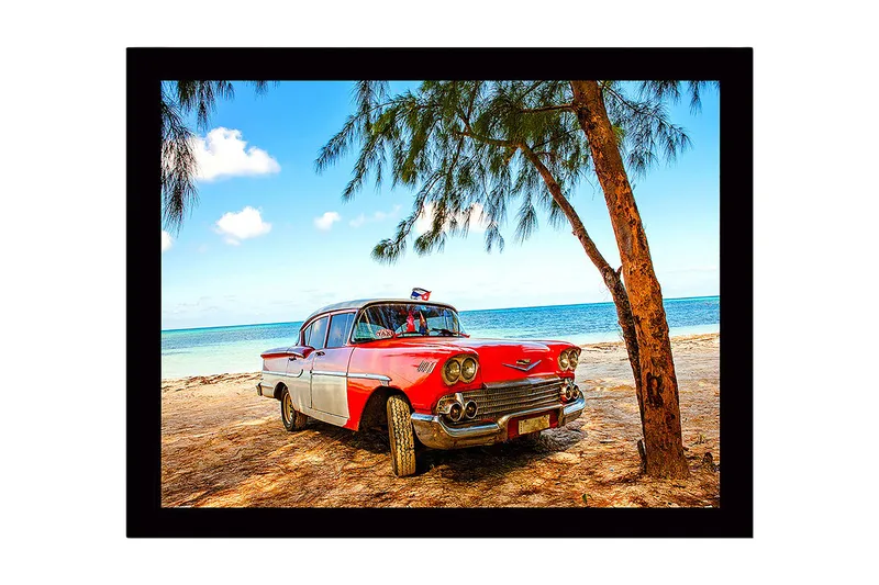 Kehystetty puutaulu canvasille - 41x56 cm - Vanha auto rannalla palmujen taustalla, Punainen / Valkoinen / Harmaa