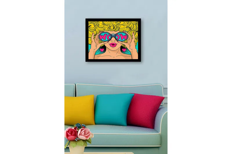 Kehystetty puutaulu canvasille - 41x56 cm - Lumoava nainen suurissa aurinkolaseissa ja kiharissa vaaleissa hiuksissa - Keltainen / Vaaleanpunainen / Turkoosi - Sisustustuotteet - Taulu & taide