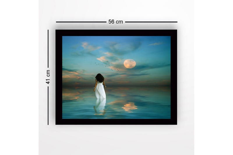 Kehystetty puinen canvas-taulu - 41x56 cm - Nainen valkoisessa mekossa kävelee kohti täysikuuta tyynen veden yllä - Sininen / Valkoinen / Harmaa - Sisustustuotteet - Taulu & taide