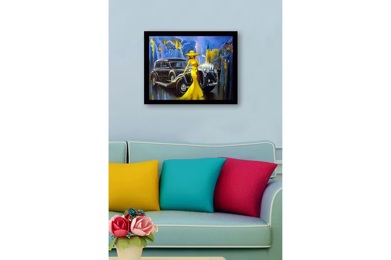 Kehystetty puutaulu - 41x56 cm - Elegantti nainen keltaisessa mekossa viulun kanssa klassisen auton edessä kaupunkiympäristössä - Keltainen / Musta / Sininen - Sisustustuotteet - Taulu & taide