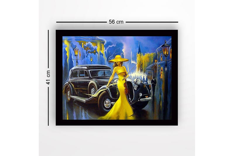 Kehystetty puutaulu - 41x56 cm - Elegantti nainen keltaisessa mekossa viulun kanssa klassisen auton edessä kaupunkiympäristössä - Keltainen / Musta / Sininen - Sisustustuotteet - Taulu & taide