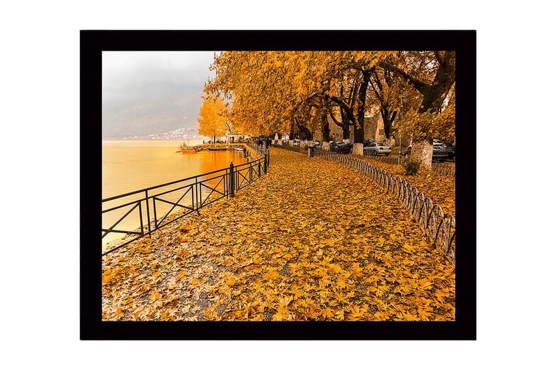 Kehystetty puutaulu canvasille - 41x56 cm - Kultainen syksyn maisema järven rannalla lehtien kanssa maassa - Kultaoranssi / Tummankeltainen / Harmaa - Sisustustuotteet - Taulu & taide