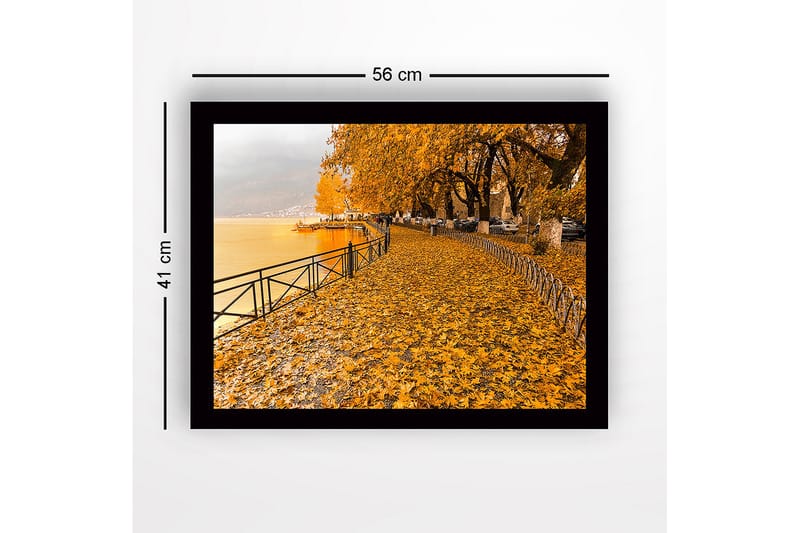 Kehystetty puutaulu canvasille - 41x56 cm - Kultainen syksyn maisema järven rannalla lehtien kanssa maassa - Kultaoranssi / Tummankeltainen / Harmaa - Sisustustuotteet - Taulu & taide
