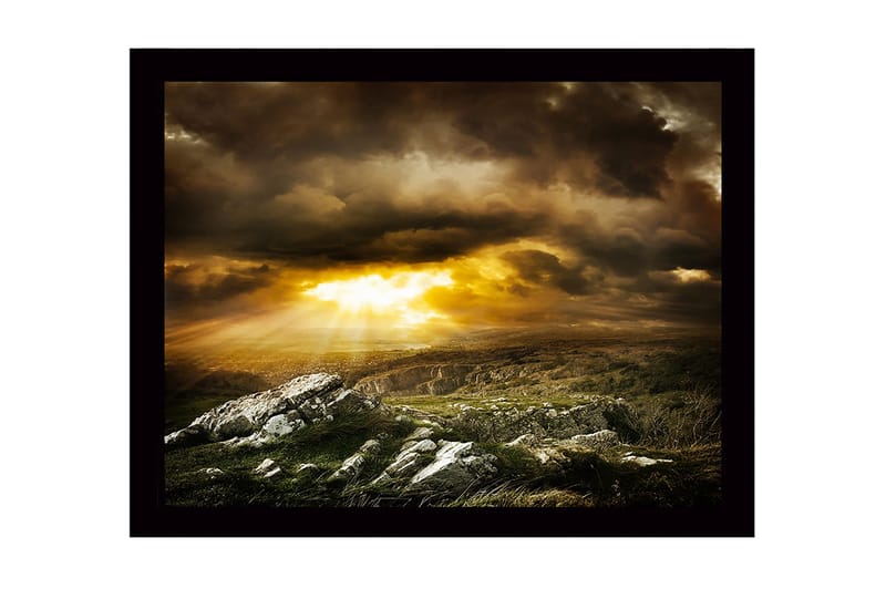 Kehystetty puutaulu canvasille - 41x56 cm - Dramaattinen maisema auringonsäteillä, jotka murtuvat pilvien läpi, Kulta / Tummanharmaa / Vihreä