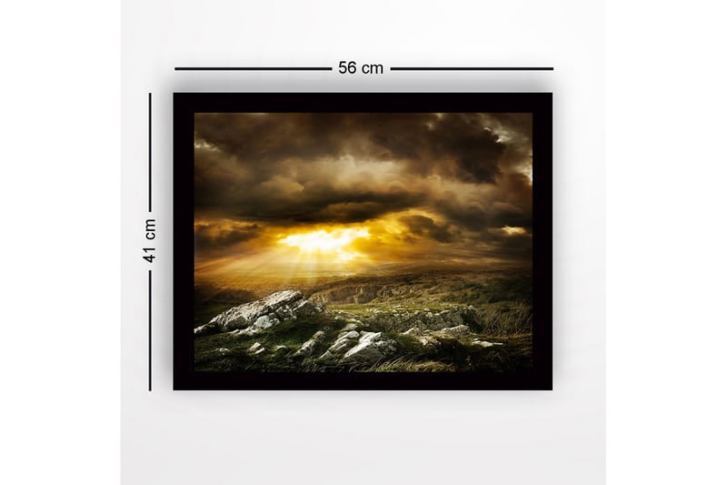 Kehystetty puutaulu canvasille - 41x56 cm - Dramaattinen maisema auringonsäteillä, jotka murtuvat pilvien läpi - Kulta / Tummanharmaa / Vihreä - Sisustustuotteet - Taulu & taide