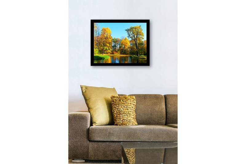 Kehystetty puucanvas - 41x56 cm - Värikäs syysmetsä peilimäisen järven rannalla - Kultaoranssi / Vihreä / Sininen - Sisustustuotteet - Taulu & taide