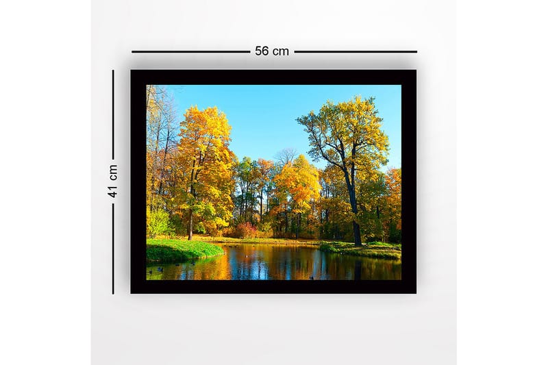 Kehystetty puucanvas - 41x56 cm - Värikäs syysmetsä peilimäisen järven rannalla - Kultaoranssi / Vihreä / Sininen - Sisustustuotteet - Taulu & taide