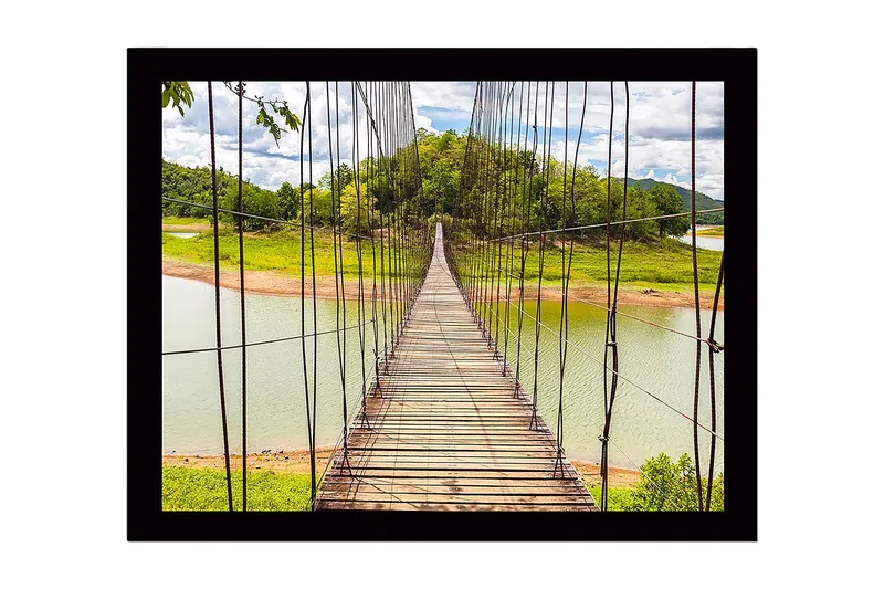 Kehystetty puinen canvas-taulu - 41x56 cm - Riippusilta tyynen järven yli, Vihreä / Ruskea / Sininen