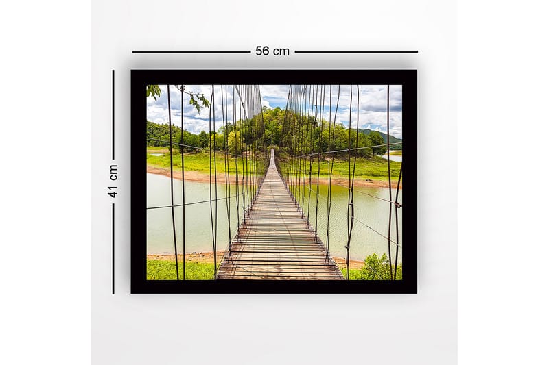 Kehystetty puinen canvas-taulu - 41x56 cm - Riippusilta tyynen järven yli - Vihreä / Ruskea / Sininen - Sisustustuotteet - Taulu & taide