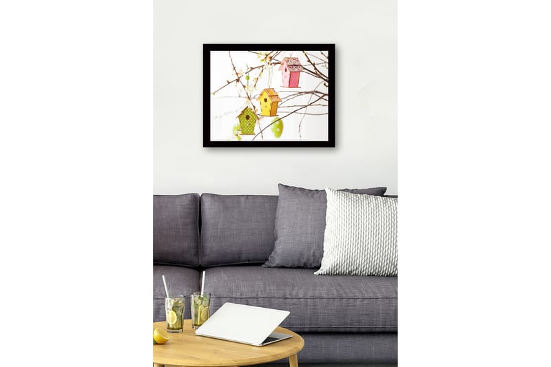 Kehystetty puutaulu canvasille - 41x56 cm - Värikkäät linnunpöntöt roikkuvat kukkaisissa oksissa - Vihreä / Vaaleanpunainen / Keltainen - Sisustustuotteet - Taulu & taide
