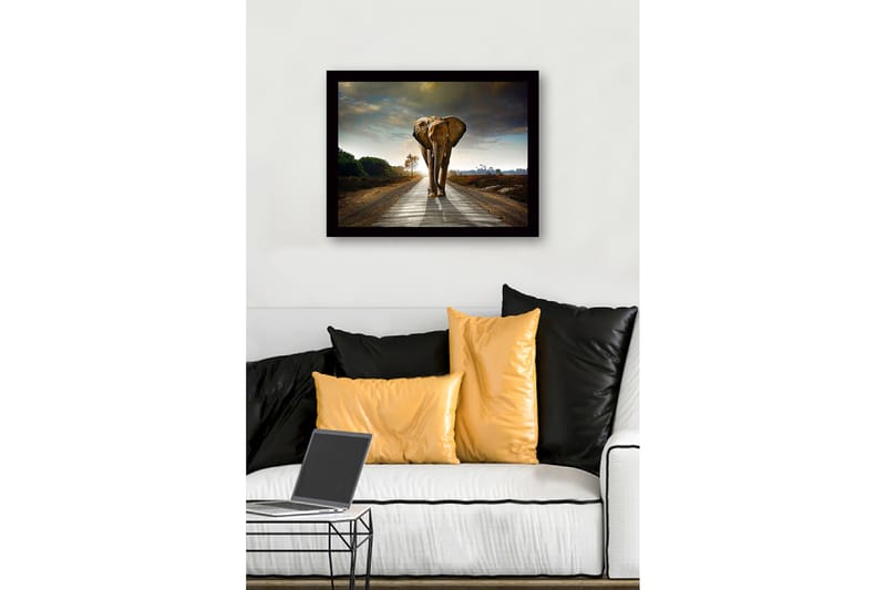 Kehystetty puucanvas - 41x56 cm - Upea norsu kävelee tietä pitkin dramaattisessa maisemassa - Harmaa / Ruskea / Vihreä - Sisustustuotteet - Taulu & taide