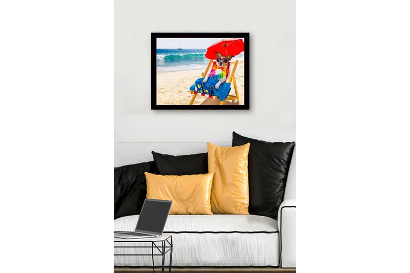 Kehystetty puutaulu - 41x56 cm - Koira rentoutuu rannalla lepotuolissa aurinkolasien ja aurinkovarjon kanssa - Punainen / Sininen / Keltainen - Sisustustuotteet - Taulu & taide