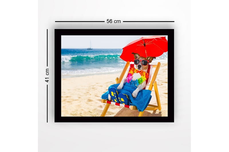 Kehystetty puutaulu - 41x56 cm - Koira rentoutuu rannalla lepotuolissa aurinkolasien ja aurinkovarjon kanssa - Punainen / Sininen / Keltainen - Sisustustuotteet - Taulu & taide