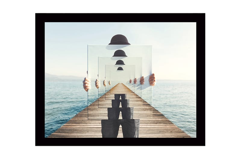 Kehystetty puutaulu canvasille - 41x56 cm - Peilikuva henkilöstä, joka pitelee läpinäkyviä lautasia laiturilla meren rannalla - Sininen / Harmaa / Valkoinen - Sisustustuotteet - Taulu & taide