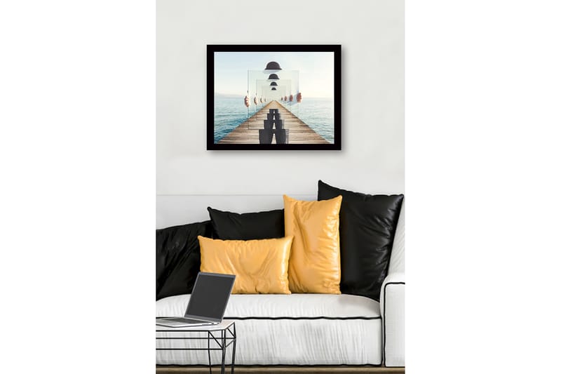 Kehystetty puutaulu canvasille - 41x56 cm - Peilikuva henkilöstä, joka pitelee läpinäkyviä lautasia laiturilla meren rannalla - Sininen / Harmaa / Valkoinen - Sisustustuotteet - Taulu & taide