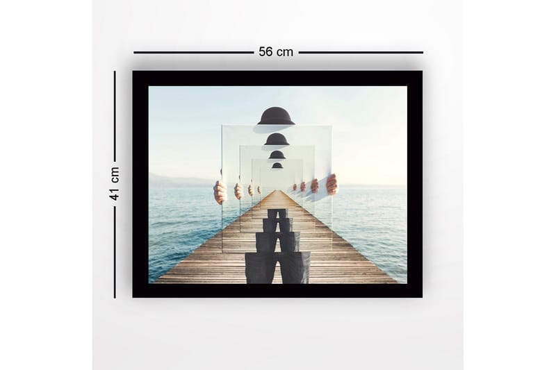 Kehystetty puutaulu canvasille - 41x56 cm - Peilikuva henkilöstä, joka pitelee läpinäkyviä lautasia laiturilla meren rannalla - Sininen / Harmaa / Valkoinen - Sisustustuotteet - Taulu & taide