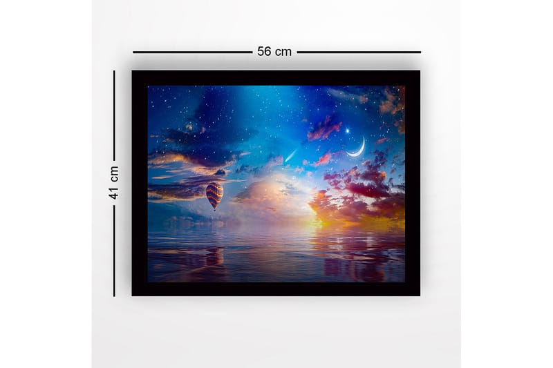 Kehystetty puutaulu canvasille - 41x56 cm - Värikäs kuumailmapallo leijuu peilimäisen järven yllä auringonlaskun aikaan - Sininen / Oranssi / Violetti - Sisustustuotteet - Taulu & taide