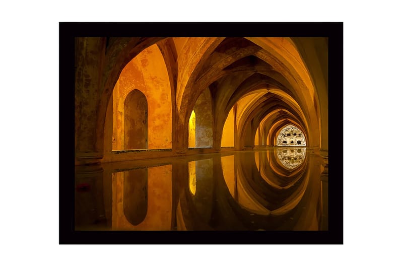 Kehystetty puucanvas - 41x56 cm - Kaunis arkkitehtuuri heijastuu tyynessä veden pinnassa, Kulta / Oranssi / Ruskea