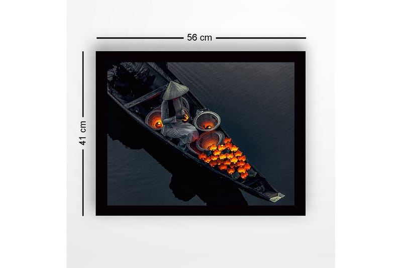 Kehystetty puutaulu canvasille - 41x56 cm - Nainen veneessä lyhtyjen ja kirkkaanväristen kukkien kanssa - Oranssi / Musta / Harmaa - Sisustustuotteet - Taulu & taide