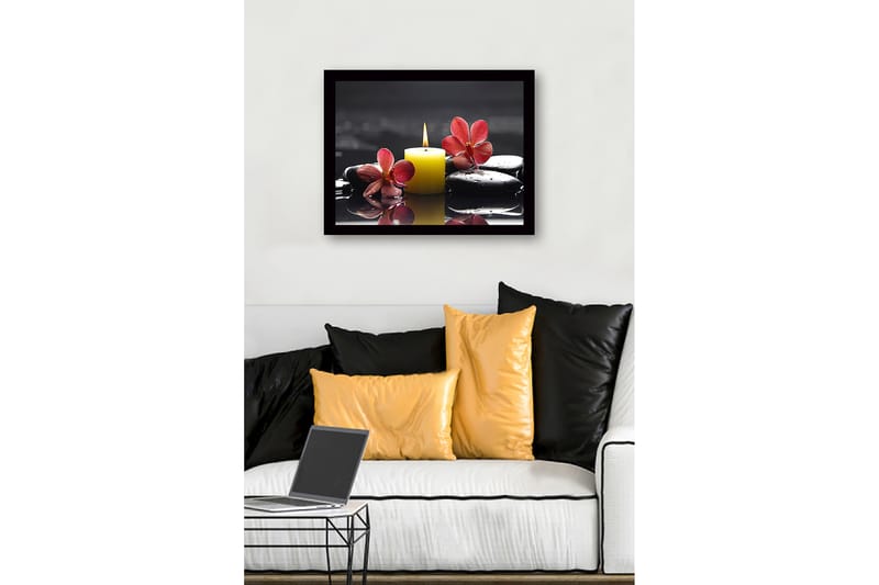 Kehystetty puupohja - 41x56 cm - Kaunis orkideasommitelma ja kynttilä mustilla kivillä - Punainen / Keltainen / Musta - Sisustustuotteet - Taulu & taide