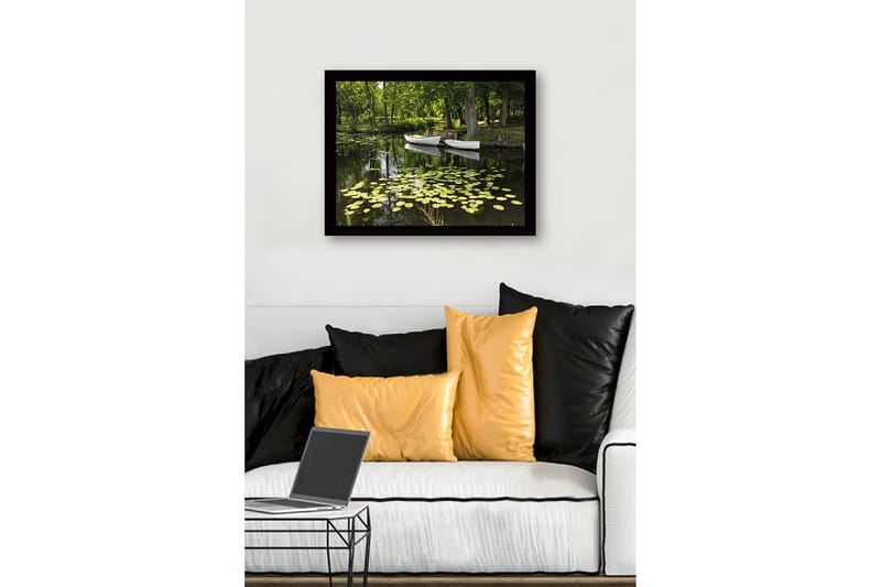Kehystetty puutaulu canvasille - 41x56 cm - Tyyni järvi lumpeen ja veneiden kanssa rehevässä ympäristössä - Vihreä / Keltainen / Valkoinen - Sisustustuotteet - Taulu & taide
