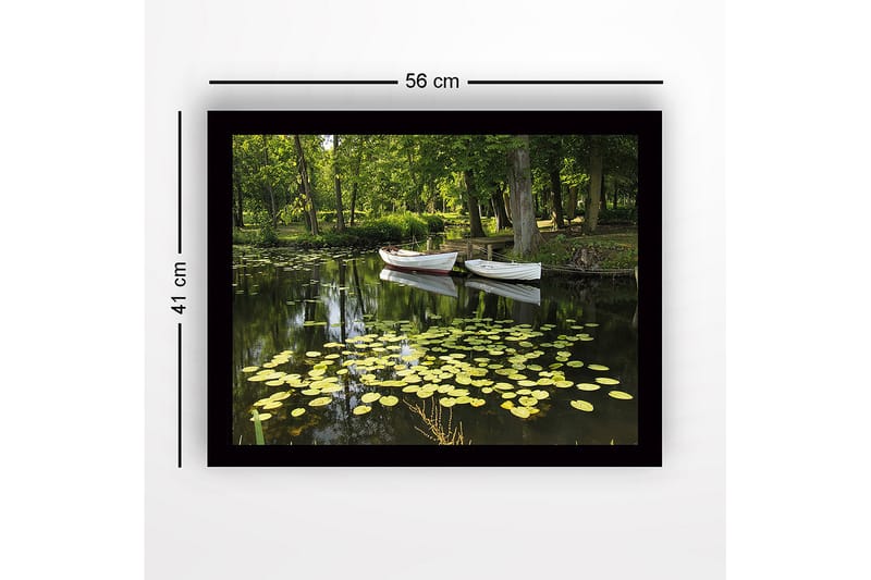 Kehystetty puutaulu canvasille - 41x56 cm - Tyyni järvi lumpeen ja veneiden kanssa rehevässä ympäristössä - Vihreä / Keltainen / Valkoinen - Sisustustuotteet - Taulu & taide