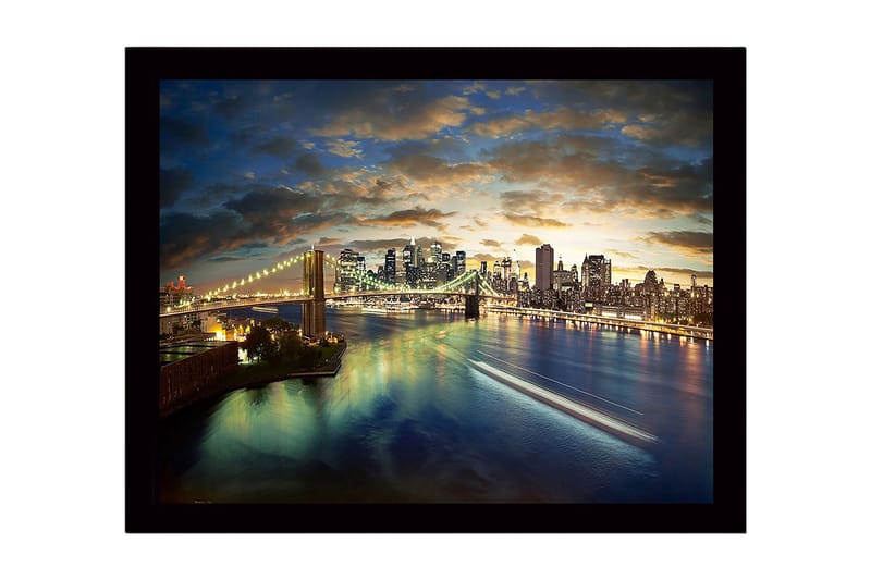 Kehystetty puinen canvas-taulu - 41x56 cm - Upea näkymä kaupunkiin hämärässä ja veden ylittävä silta, Sininen / Kulta / Vihreä