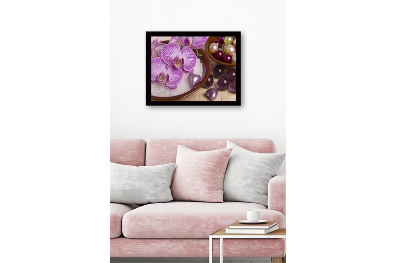 Kehystetty puupohjainen canvas - 41x56 cm - Kaunis kokoelma orkideoita ja koristeita kulhoissa - Violetti / Valkoinen / Vihreä - Sisustustuotteet - Taulu & taide