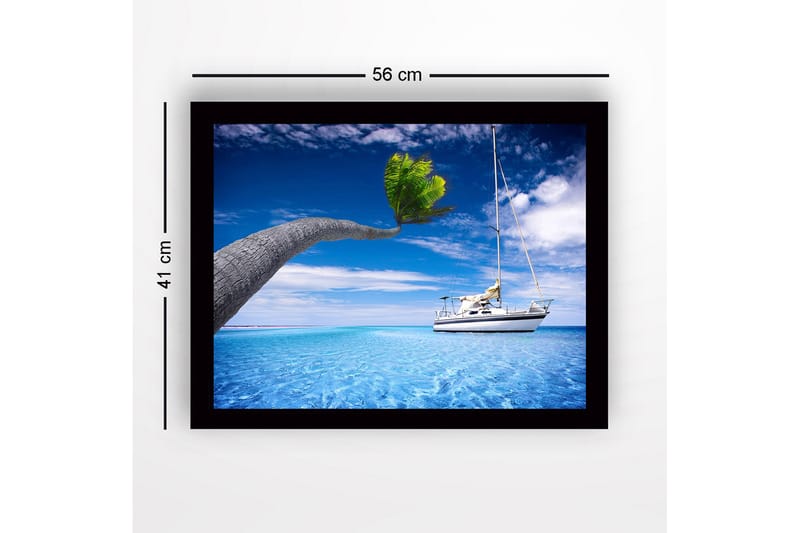 Kehystetty puinen canvas-taulu - 41x56 cm - Palmuja purjeveneen yllä kirkkaassa sinisessä vedessä - Sininen / Vihreä / Valkoinen - Sisustustuotteet - Taulu & taide