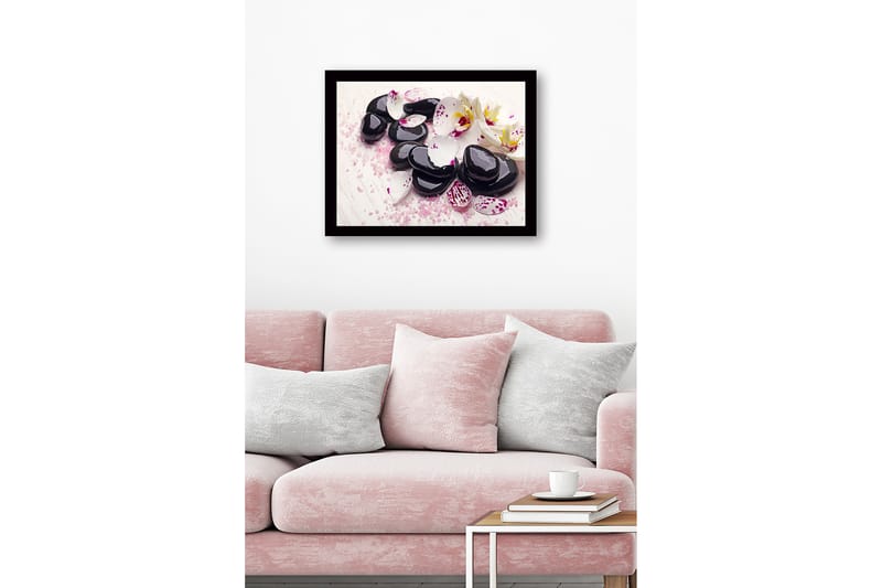 Kehystetty puutaulu canvasille - 41x56 cm - Mustia kiviä ympäröi valkoisia ja violetteja orkideanlehtiä - Musta / Valkoinen / Violetti - Sisustustuotteet - Taulu & taide