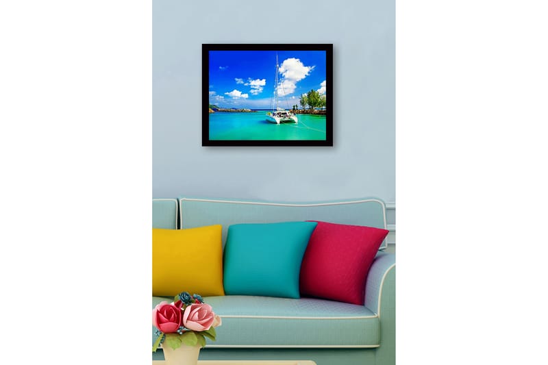 Kehystetty puutaulu - 41x56 cm - Purjevene kirkkaassa, turkoosissa laguunissa sinisen taivaan alla valkoisten pilvien kanssa - Turkoosi / Sininen / Valkoinen - Sisustustuotteet - Taulu & taide