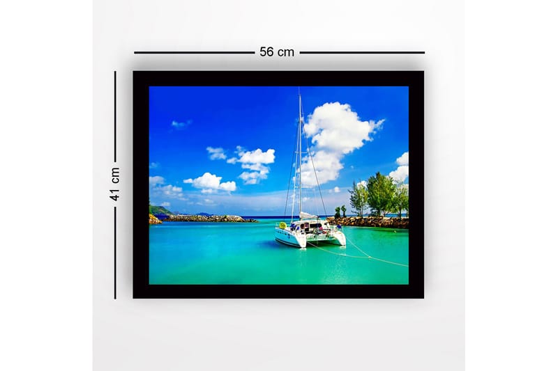 Kehystetty puutaulu - 41x56 cm - Purjevene kirkkaassa, turkoosissa laguunissa sinisen taivaan alla valkoisten pilvien kanssa - Turkoosi / Sininen / Valkoinen - Sisustustuotteet - Taulu & taide