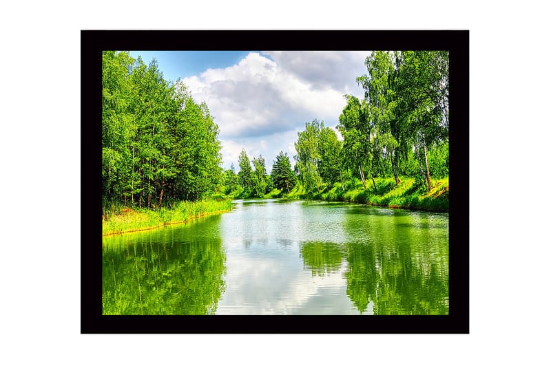 Kehystetty puukangas - 41x56 cm - Peilimäisiä vesipintoja rehevän vehreyden ympäröimänä, Vihreä / Sininen / Valkoinen