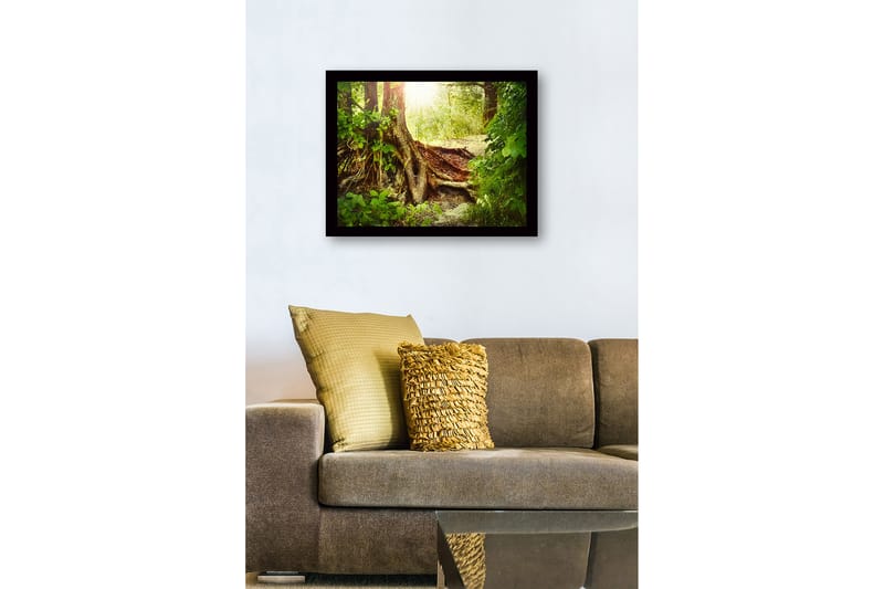Kehystetty puutaulu canvas-taululla - 41x56 cm - Rehevä metsä, jossa on suuri puunjuuri ja auringonsäteet siivilöityvät lehtien läpi - Vihreä / Ruskea / Keltainen - Sisustustuotteet - Taulu & taide