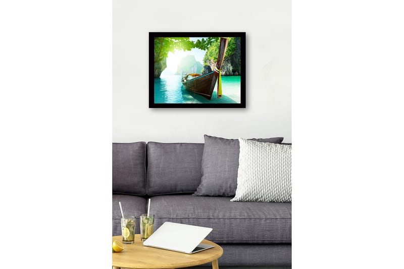 Kehystetty puutaulu canvas-taululla - 41x56 cm - Vene paikallaan kirkkaassa, turkoosissa laguunissa, vihreiden kallioiden ympäröimänä - Turkoosi / Vihreä / Ruskea - Sisustustuotteet - Taulu & taide