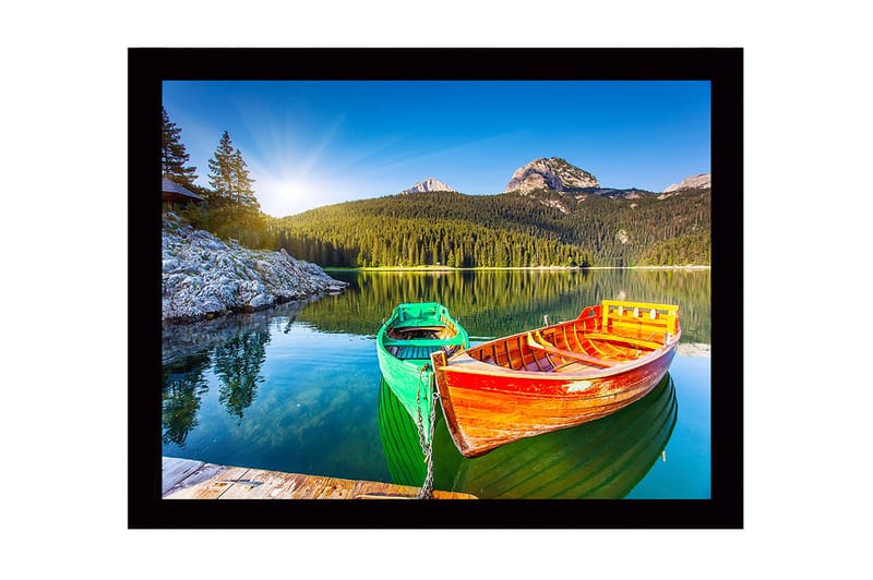 Kehystetty puutaulu canvas-taululla - 41x56 cm - Värikkäitä veneitä peilimäisellä järvellä ympäröivien vuorten ja metsän kanssa, Vihreä / Oranssi / Sininen