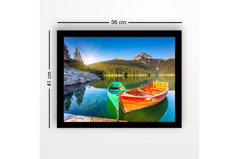 Kehystetty puutaulu canvas-taululla - 41x56 cm - Värikkäitä veneitä peilimäisellä järvellä ympäröivien vuorten ja metsän kanssa - Vihreä / Oranssi / Sininen - Sisustustuotteet - Taulu & taide