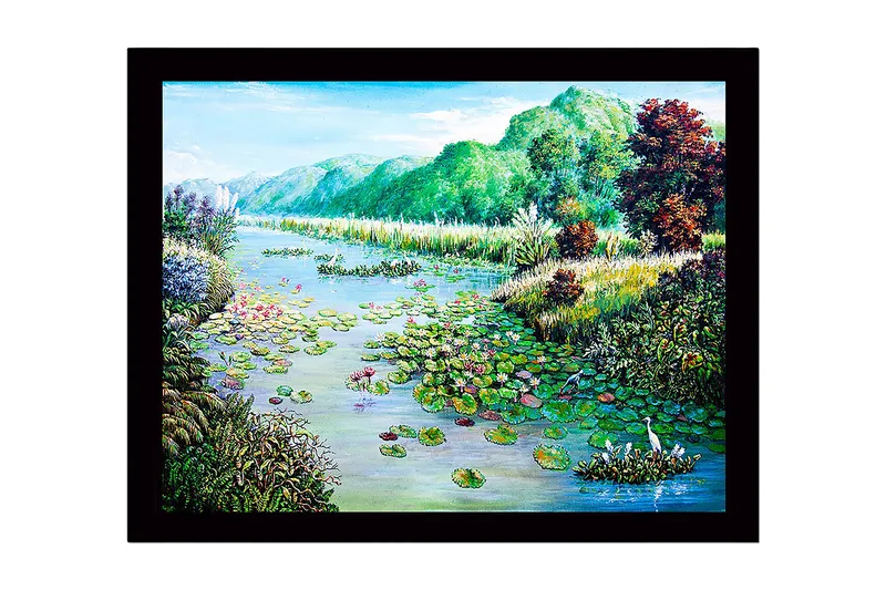 Kehystetty puutaulu canvasille - 41x56 cm - Rauhallinen järvimaisema lumpeen ja ympäröivän vehreyden kanssa, Vihreä / Sininen / Vaaleanpunainen