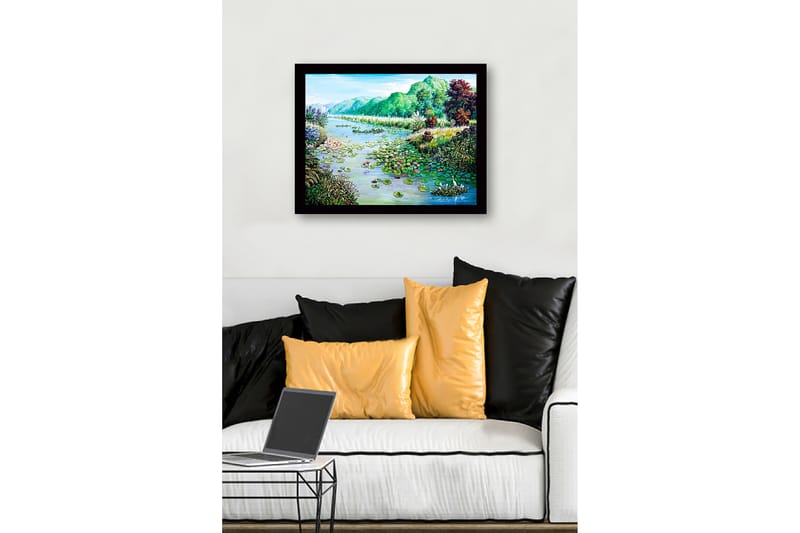 Kehystetty puutaulu canvasille - 41x56 cm - Rauhallinen järvimaisema lumpeen ja ympäröivän vehreyden kanssa - Vihreä / Sininen / Vaaleanpunainen - Sisustustuotteet - Taulu & taide