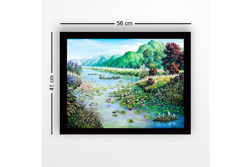Kehystetty puutaulu canvasille - 41x56 cm - Rauhallinen järvimaisema lumpeen ja ympäröivän vehreyden kanssa - Vihreä / Sininen / Vaaleanpunainen - Sisustustuotteet - Taulu & taide