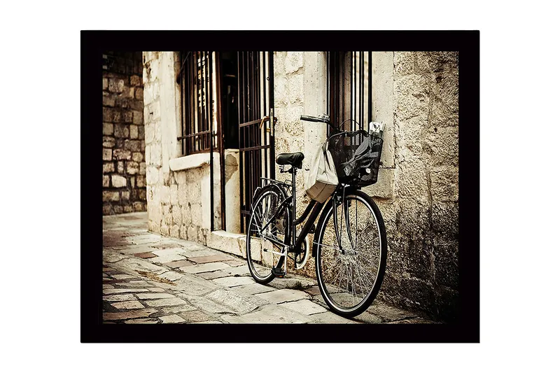 Kehystetty puukangas - 41x56 cm - Polkupyörä nojaa vanhaa kivimuuria vasten, Musta / Beige / Harmaa