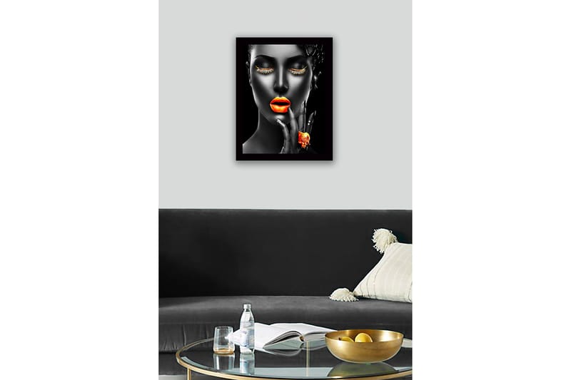Kehystetty puutaulu canvasille - 41x56 cm - Muotokuva naisesta, jolla on vahvat värit huulilla ja ripsissä - Oranssi / Musta - Sisustustuotteet - Taulu & taide