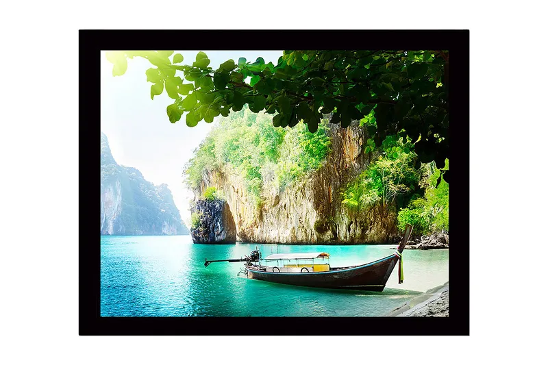 Kehystetty puutaulu canvasille - 41x56 cm - Kaunis ranta veneellä rehevällä kalliorannikolla, Turkoosi / Vihreä / Ruskea