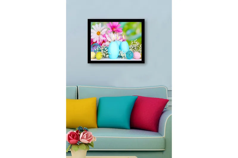 Kehystetty puukangas - 41x56 cm - Kevään rauha vaaleansinisillä kynttilöillä ja värikkäillä pääsiäismunilla - Vaaleansininen / Vaaleanpunainen / Keltainen - Sisustustuotteet - Taulu & taide